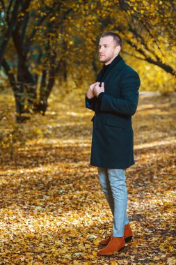 Modern yakışıklı adam