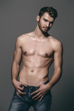 gömleksiz genç adam