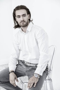 Beyaz gömlekli bir adam