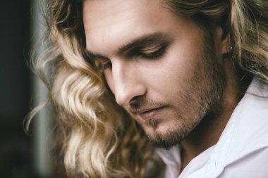 Sarışın genç adam.