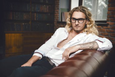 beyaz gömlek modeli 