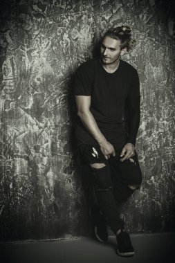 Grunge arka plan üzerinde poz