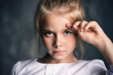 Sakin dalgın bakmak