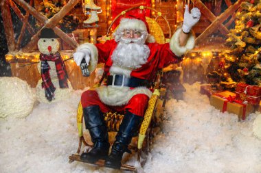 eski santa sandalyede oturur