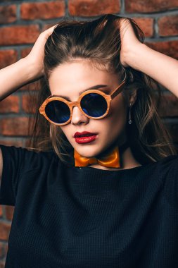 yuvarlak güneş gözlüklü kız