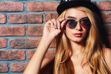 beyzbol şapkası ve güneş gözlüğü