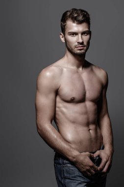 seksi bir adam gömleksiz