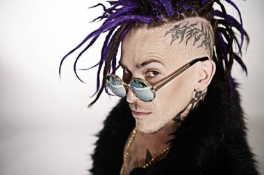 punk rock müzisyeni poz