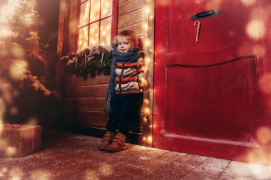 kış giysileri içindeki çocuk