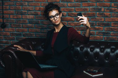 Dizüstü bilgisayarda çalışıyor