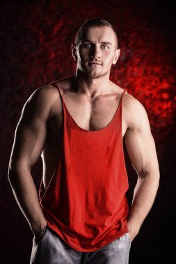 Kaslı atletik erkek 