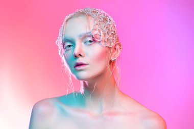 kız pembe bir arka plan üzerinde