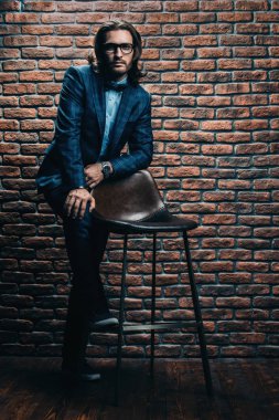 zarif klasik takım elbise