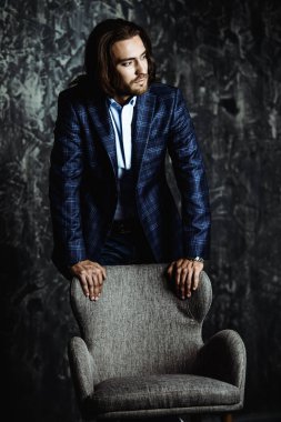 yakışıklı bir genç adam