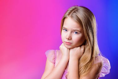 sevimli dokuz yaşındaki kız 