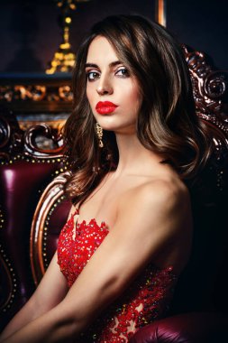 Parlak makyajlı kız.