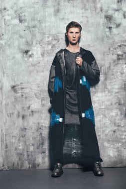 şık giysiler içinde poz