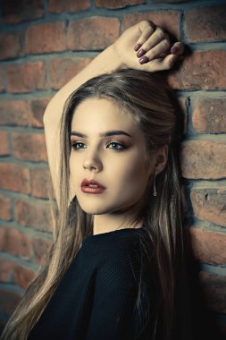 tuğla duvar tarafından poz