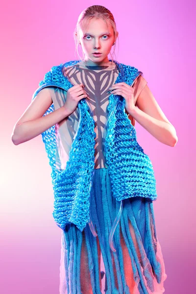 portre pembe bir arka plan üzerinde