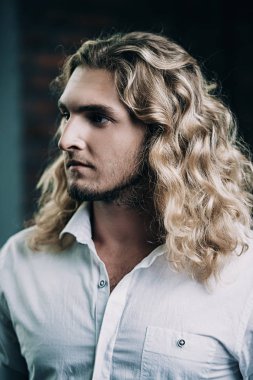 kıvırcık sarışın adam