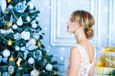 Noel ağacının yanında poz