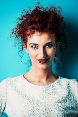 Bayan parlak makyaj ile