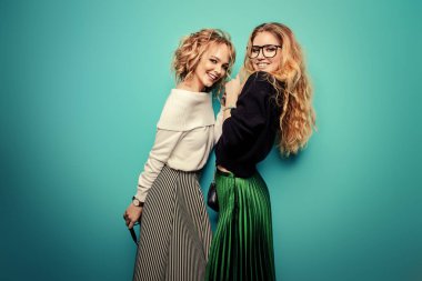 neşeli genç kadınlar