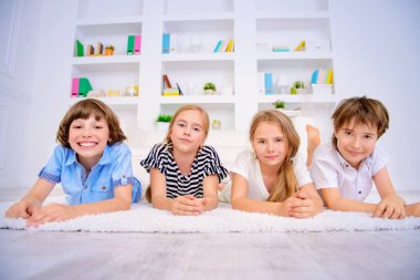 Neşeli mutlu çocuklar