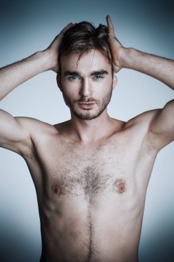 Çıplak gövdeli bir adam.