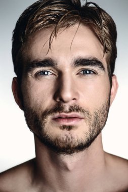 acımasız adamın yüzünü