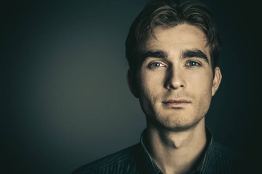 Yakışıklı genç adam.