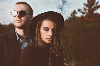 Yürüyüşe çıkmış çift.