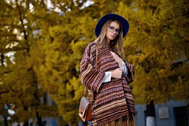 hipster trendy kız