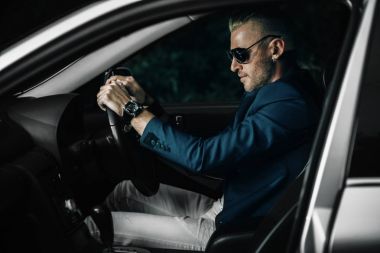 yakışıklı adam sürüş araba