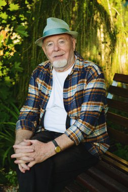 yakışıklı ihtiyar