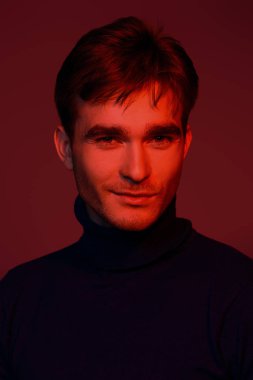 kırmızı ışıkta portre