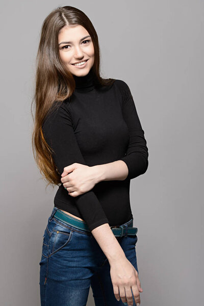 Девушка в повседневной одежде
