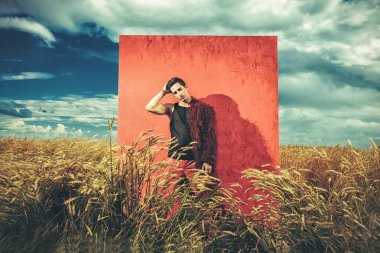 Şık kıyafetler içinde bir model.