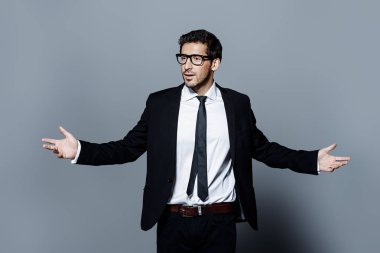 Takım Elbiseli Yakışıklı Adam