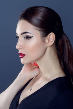 Güzel esmer kadın.