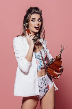 retro telefon modeliyle