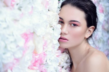 Doğal makyajlı kadın.