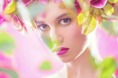 çiçekli Bahçe arasında