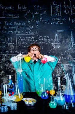 Kimyasal deneyler laboratuvarda yapma Smartboy bilim adamı. Eğitim kavramı. 