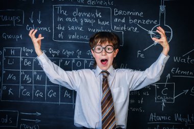 heyecanlı okullu çocuk