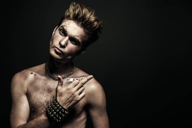 uygunsuz bir hareket göster