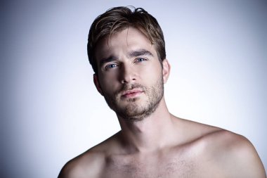 acımasız yakışıklı adam