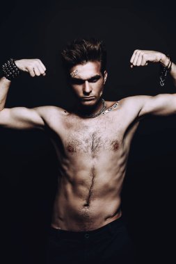 kasları gösteren adam