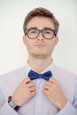 Erkek güzelliği, moda. Şık takım ve papyon bakımlı genç adam.