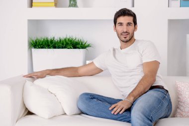 Beyaz t-shirt ve jeans